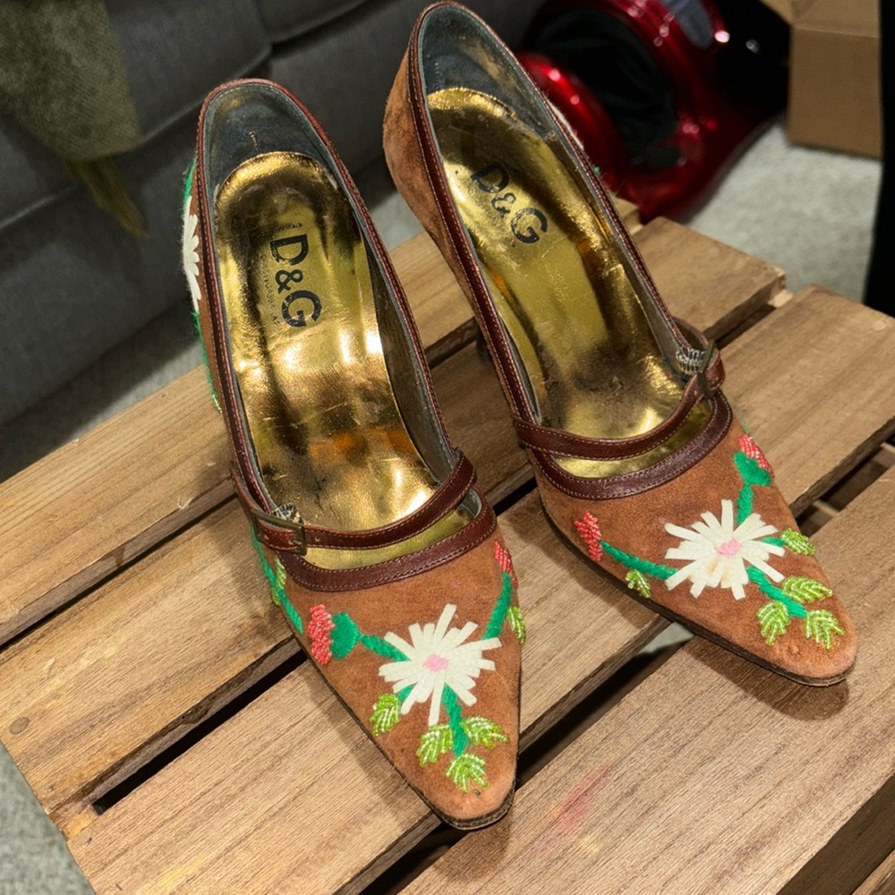 Vintage D&G suede bead stitched stilettos 35 / 6